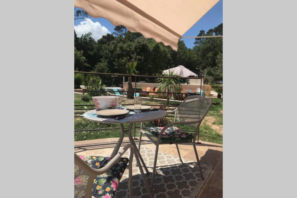 Logement attenant à une villa T2 avec terrasse . Besse-sur-Issole Exterior foto